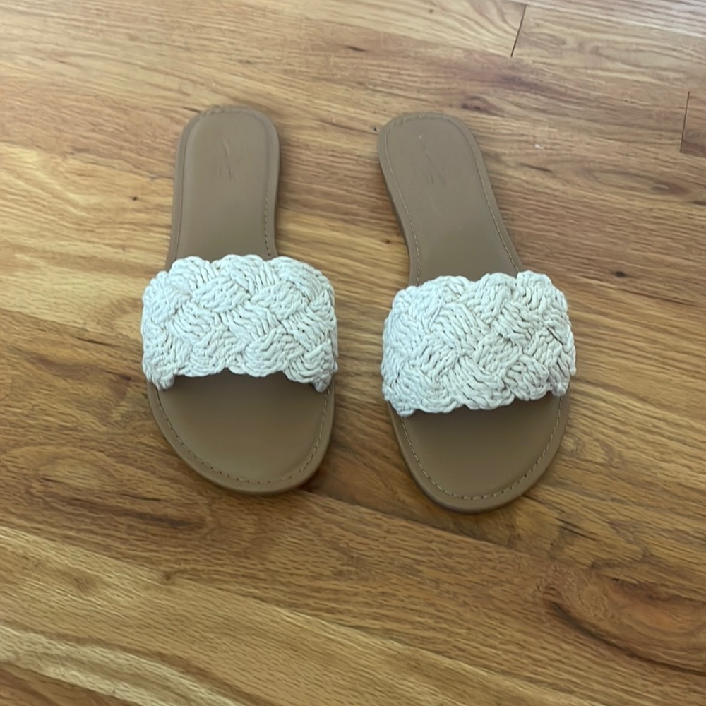 Universal Thread Sandals